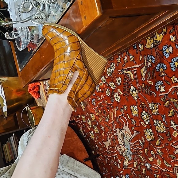 Jules and James, New, Sz. 6, faux-alligator, 3.5 in. Heel, ankle boots. - Picture 6 of 9